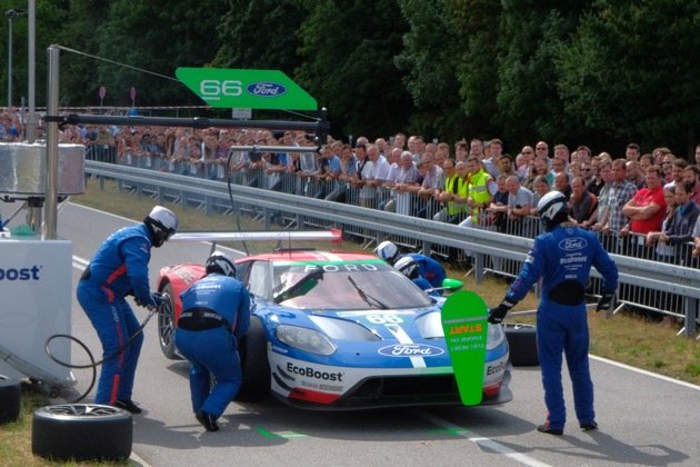 Boxenstopp bei Ford: WEC-Rennpilot Stefan Mücke dreht mit Ford GT schnelle Runden in Köln