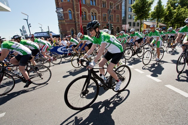 SKODA ist Sponsor der Jubiläumsausgabe des Radsport-Klassikers ,Rund um Köln&apos; (FOTO)