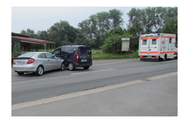 POL-HM: Unfall durch Wendemanöver auf der Landesstraße / 2 Verletzte