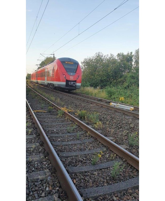 BPOL NRW: Bahnbetriebsunfall in Viersen - Zug kollidiert mit Arbeitsgeräten und Werkzeug