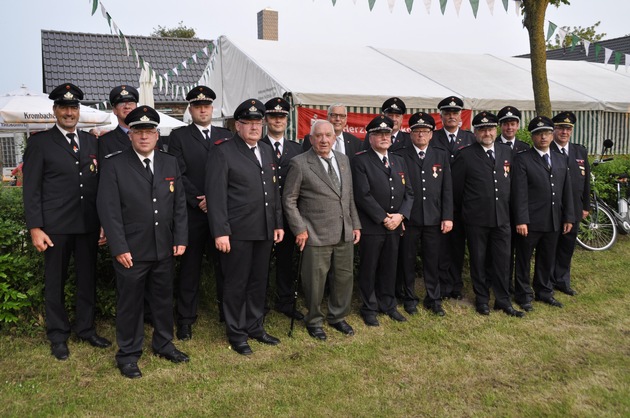 FW-KLE: &quot;Von der Faszination bei der Feuerwehr mitzumachen.&quot; / Ein Abend mit vielen Gästen: Feuerwehrfest in Bedburg-Hau