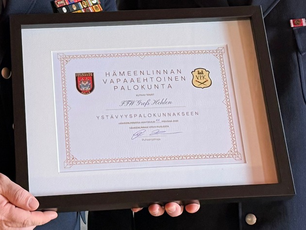 FW Celle: Ortsfeuerwehren Altenhagen und Gro&szlig; Hehlen nahmen am Traditionstag der Feuerwehr H&auml;meenlinna in Finnland teil - Sarah und Sven Jacobi ausgezeichnet