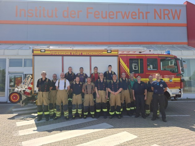 FW Mechernich: Löschzug Kommern übt am Institut der Feuerwehr in Düren-Stockheim