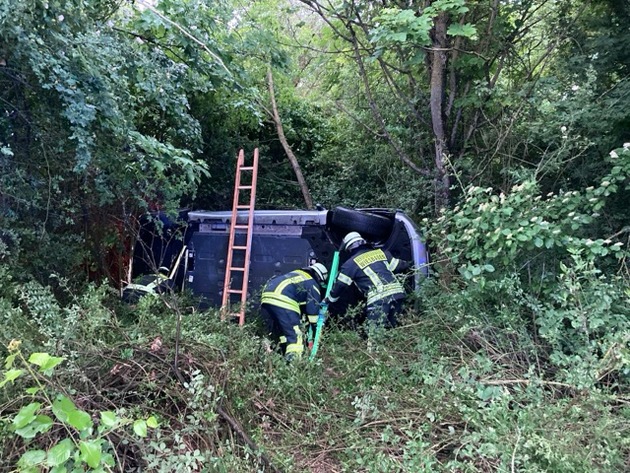 POL-WI: Hyundai überschlägt sich auf der A 671 bei Hochheim - Fahrer leicht verletzt