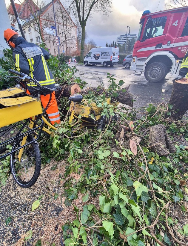 FW-BO: Sturm über Bochum - Feuerwehr Bochum seit 14:00 Uhr im Dauereinsatz - Briefträgerin mit Glück im Unglück