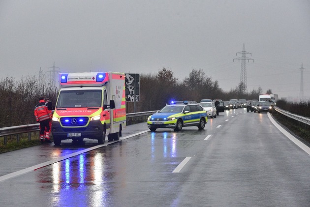 POL-STD: Opel Astra Caravan gerät auf Autobahn 26 in Brand -  A 26 für eine Stunde gesperrt