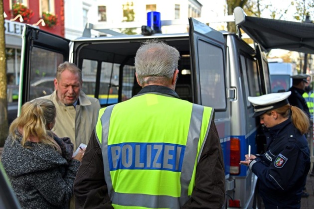 POL-E: Mülheim an der Ruhr: &quot;Riegel vor! Sicher ist sicherer&quot; - Präventionsmobil der Polizei auf dem Saarner Markt