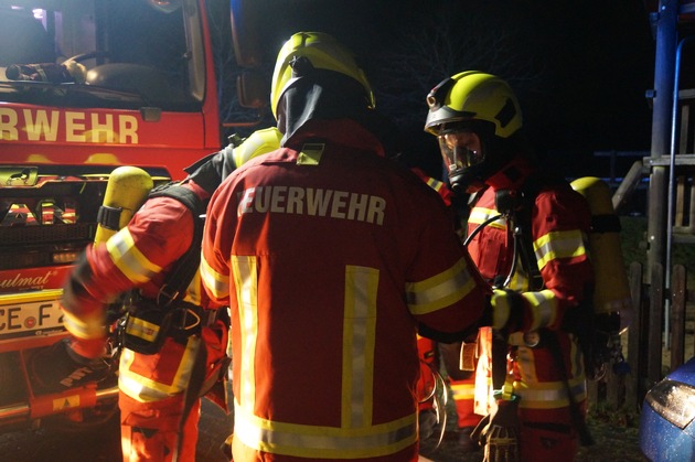 FW Wathlingen: Gasgeruch in Wohnhaus - vier verletzte Personen