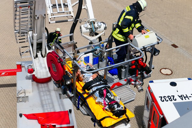 FW-HAAN: Ausbildungstag fördert Zusammenarbeit von Rettungsdienst, Feuerwehr und Krankenhaus