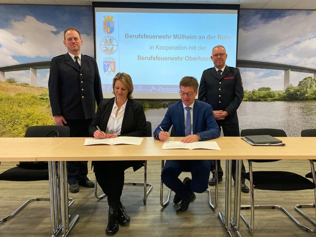 FW-MH: Mülheim und Oberhausen unterzeichnen Kooperationsvertrag zur Notfallsanitäter*innen-Ausbildung