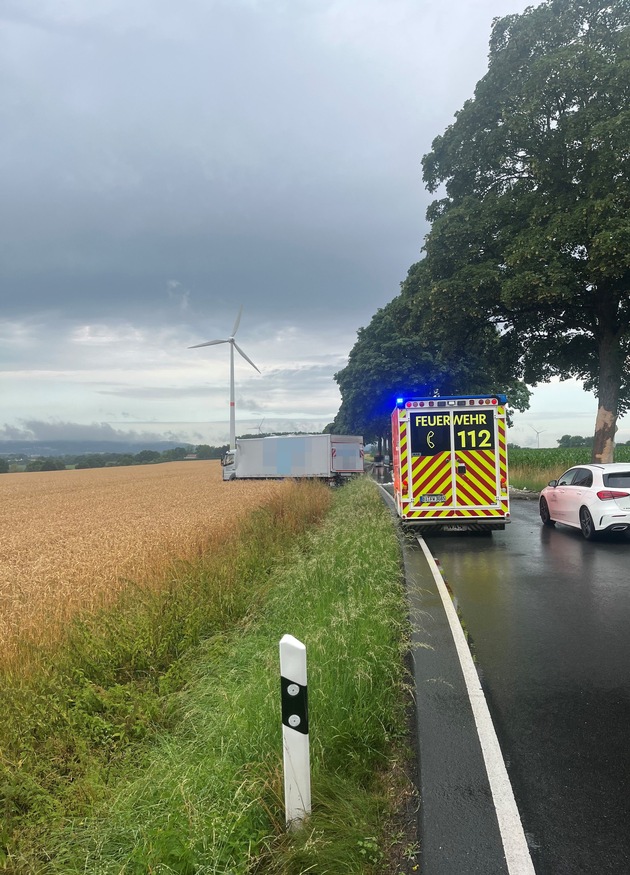 POL-BI: LKW bei Unfall aufgerissen