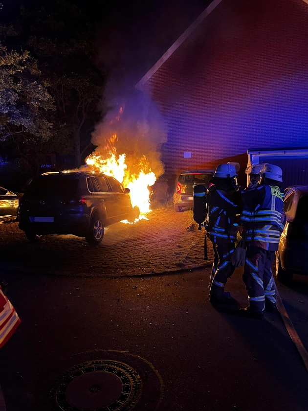 FW Norderstedt: Fahrzeugbrand in der Hans-Salb-Straße