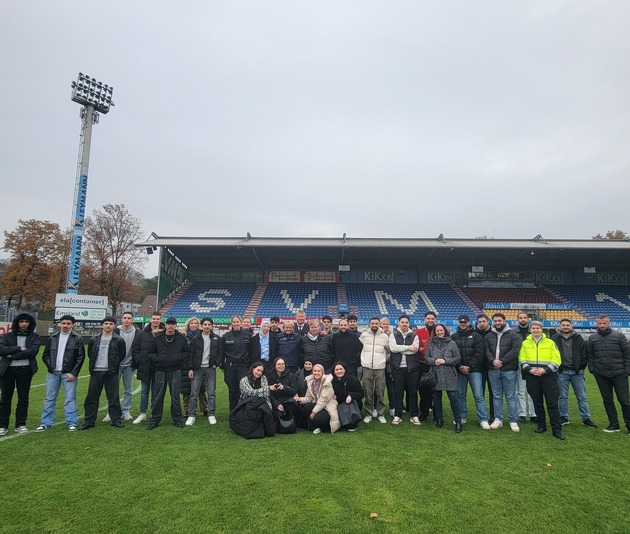 POL-EL: Emsland/Grafschaft Bentheim/Osnabrück - Abschluss des innovativen Dialogprojektes &quot;Gemeinsam Sicherheit schaffen - Muslimische Jugendliche begegnen Polizist*innen (MUJBEPO)&quot; im Stadion des SV Meppen