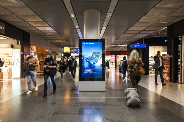Pressemitteilung: Pilotkunde CUPRA mit erster Programmatic-Kampagne am Flughafen Frankfurt