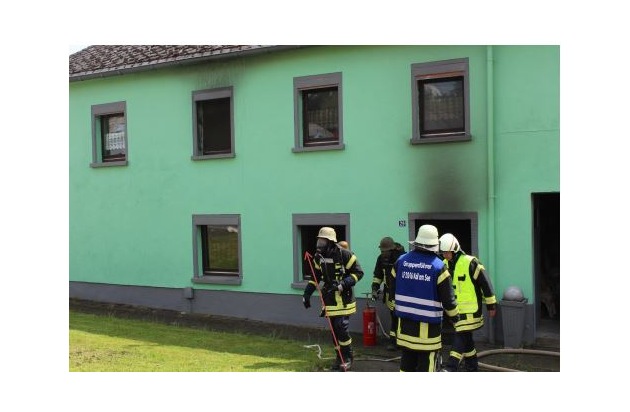 POL-PPTR: Hoher Schaden entstand bei einem Wohnhausbrand am Freitagnachmittag. Der Bewohner blieb glücklicherweise unverletzt.