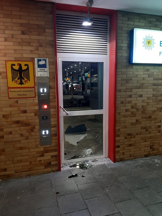 Bundespolizeidirektion München: Glasscheibe der Wachentür eingetreten / 31-Jähriger zerstört Spiegelscheibe
