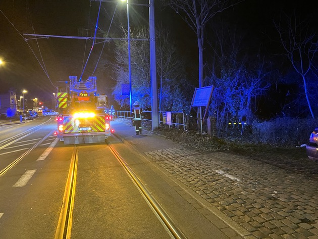 FW-MH: Brand in leerstehender Lagerhalle
