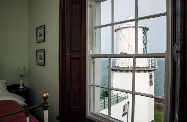 Irland Information Tourism Ireland: Ein Bett im Leuchtturm: Wohnen zwischen Wind und Wellen / Jahrhundertelang haben Irlands Leuchtt&uuml;rme Seefahrer vor Gefahren gewarnt / Heutzutage kann man in einigen dieser Schmuckst&uuml;cke &uuml;bernachten