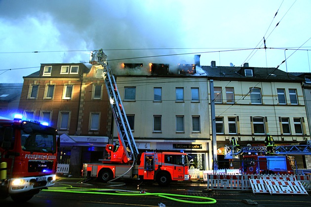 FW-E: Dachstuhlbrand in Wohn- und Geschäftshaus, keine Verletzten, Haus unbewohnbar