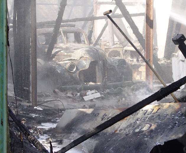 FW-E: Brennende Lagerhalle in Essen-Kettwig, Eigentümer erleidet schwere Brandverletzungen
