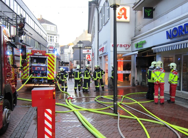 FW-GE: Feuerwehr löscht Brand auf der Hochstraße