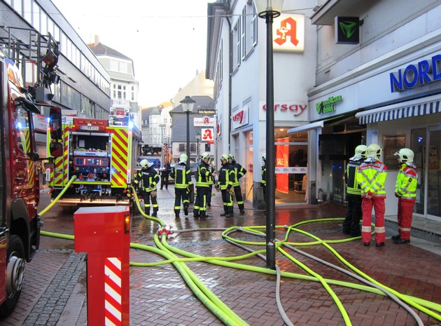 FW-GE: Feuerwehr löscht Brand auf der Hochstraße