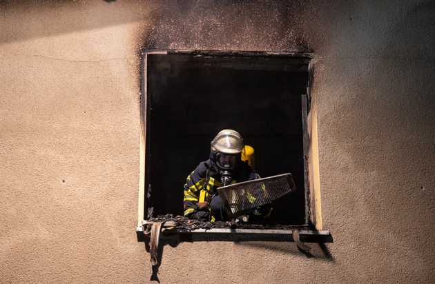 FW-BO: Wohnungsbrand in Dahlhausen - Zwei Personen werden leicht verletzt