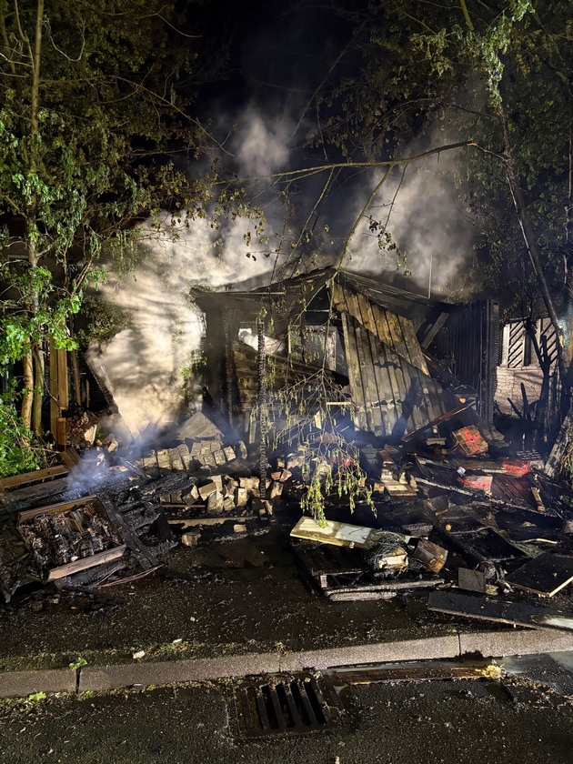 FW-WAF: Vollbrand einer Gartenlaube