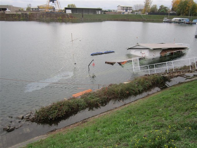PP-ELT: Gesunkenes Hausboot im Hafenbecken Süd, Hafen Germersheim