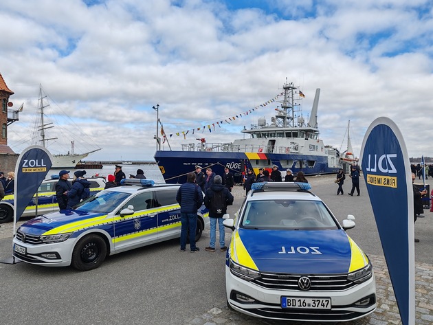 HZA-HST: Zollschiff &quot;Rügen&quot; in Stralsund feierlich getauft und in Dienst gestellt / Neues Einsatzschiff mit nachhaltiger LNG-Antriebstechnik