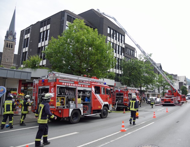 FW-OE: Rauchentwicklung aus Fahrstuhlschacht - zwei Personen vorsorglich ins Krankenhaus gebracht