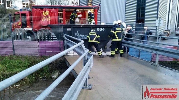 FW-PL: Plettenberger Feuerwehr rückte nach Stadtalarm bisher zu 24 unwetterbedingten Einsätzen aus.