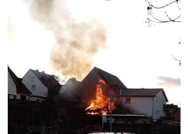 FW Borgentreich: Brandt einer Gartenhütte. 4 Personen wurde verletzt. Das Feuer griff auf eine angrenzende Garage über.