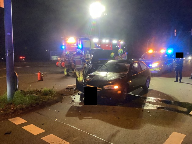 FW Paderborn: Verkehrsunfall in Paderborn, Heinz-Nixdorf-Ring Zwei verletzte Personen nach Kollision von zwei PKW