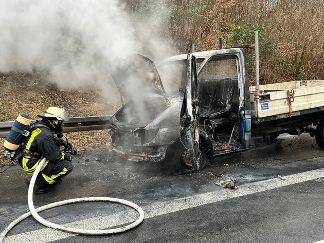 FW-DO: Kleintransporter brennt auf der BAB 45