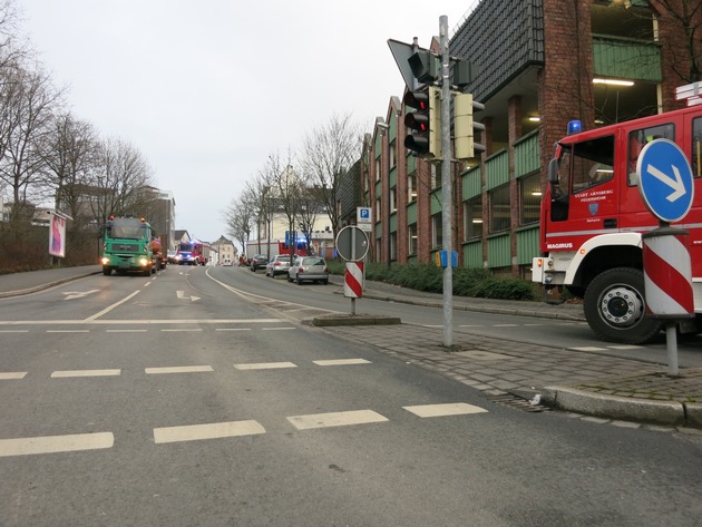 FW-AR: Parkhaus Neheim nach Gasgeruch evakuiert und gesperrt