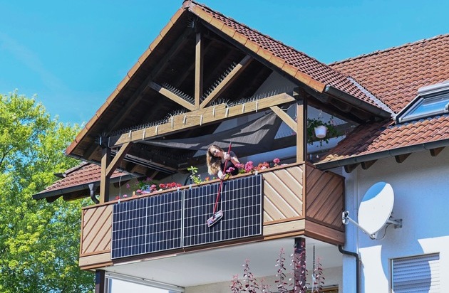 HUK-COBURG: Balkonkraftwerk: Mit Sonnenlicht Portemonnaie entlasten