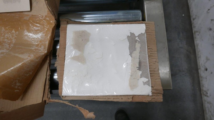 ZOLL-HH: 60 Kilogramm Kokain in Kartons versteckt - Zoll vollstreckt Haftbefehl gegen Kokainschmuggler
