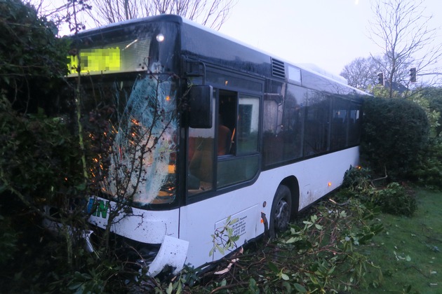 POL-DEL: Landkreis Oldenburg: Verkehrsunfall in Ganderkesee zwischen Pkw und Schulbus +++ Bildmaterial