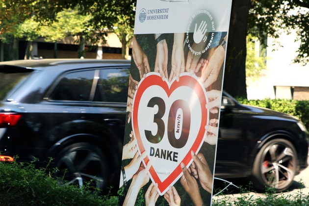 Freiwillig 30 km/h: Rektor plakatiert für sicheren Campus