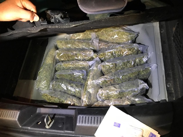 Bundespolizeidirektion München: Bundespolizei beweist einen guten Riecher/ 
Italiener mit 24 Kilogramm Marihuana im Kleinwagen