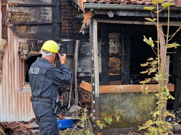 POL-HM: Nachtragsmitteilung zur Meldung &quot;Brand eines Einfamilienhauses in Luttringhausen - Polizei ermittelt&quot;: Brandursachenermittler untersucht abgebranntes Wohnhaus
