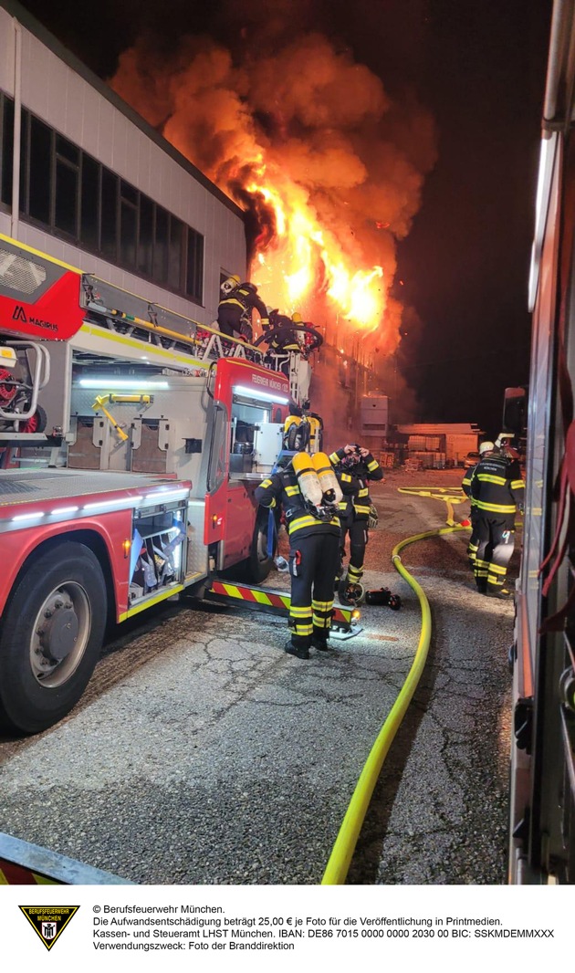 FW-M: Brand einer Produktionshalle (Feldmoching)