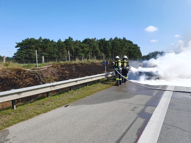 FW-ROW: Fahrzeug gerät auf der Autobahn 1 in Brand