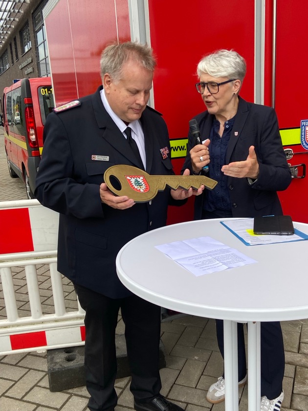 FW-PI: Schl&uuml;ssel&uuml;bergabe beim Erweiterungsbau der Feuerwehrtechnischen Zentrale