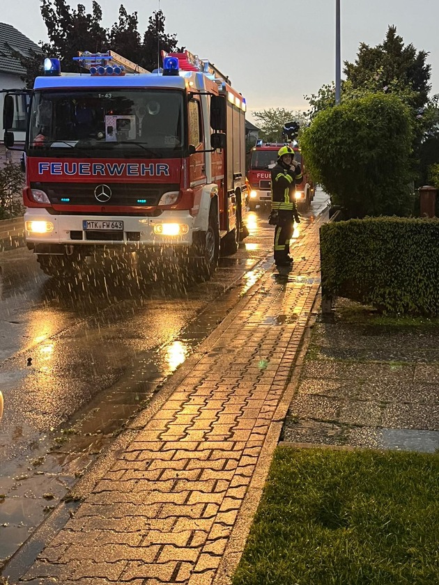 Feuerwehr MTK: Unwetter: Zugevakuierung in Hofheim - Unterstützung im Hochtaunuskreis