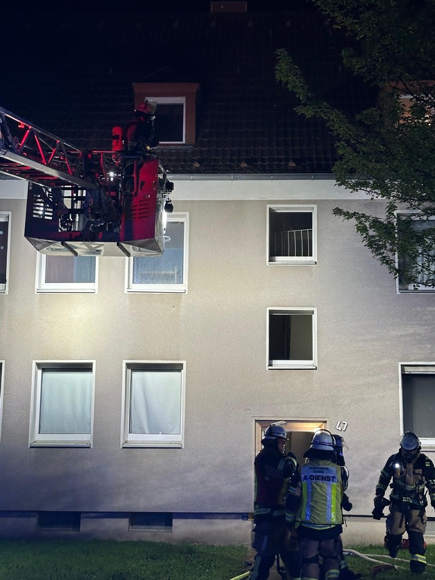 FW-E: Kellerbrand in einem Mehrfamilienhaus - Treppenraum verraucht