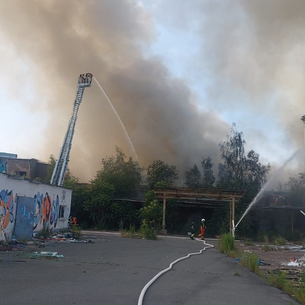 LPI-EF: Großbrand auf ehemaligem Schlachthofgelände in Erfurt
