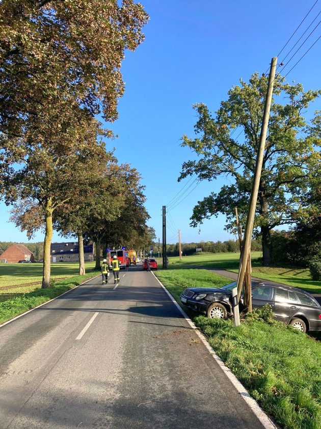 FW Sonsbeck: Verkehrsunfall - PKW gegen Strommast