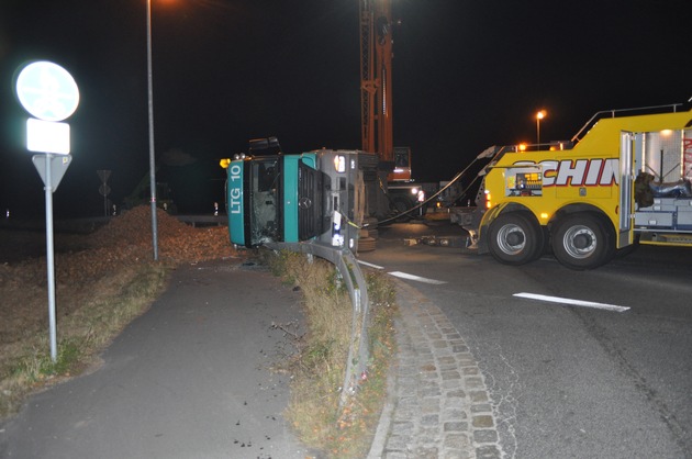 POL-NOM: Verkehrsunfall im Sudheimer Kreisel - Bilder im Anhang